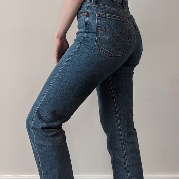 Levi's wedgie straight jeans. Size 26. - Picture 3 of 5